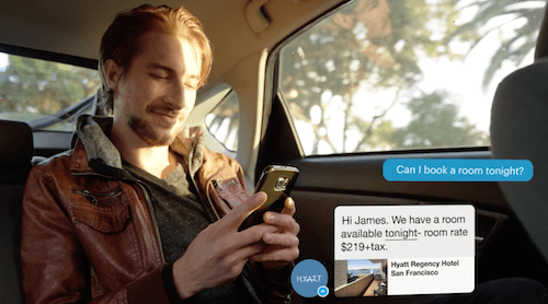 Presentazione Facebook Messenger: prenotazione di una camera d'albergo in movimento