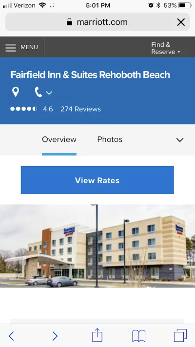 В верхней части страницы Fairfield Inn & Suites отображается средний рейтинг пользователей, а также количество отзывов.