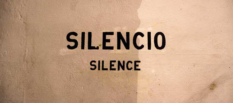 Un semn pe care scrie „SILENCIO / SILENCE”.