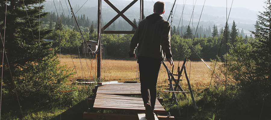 Une personne qui traverse un pont.