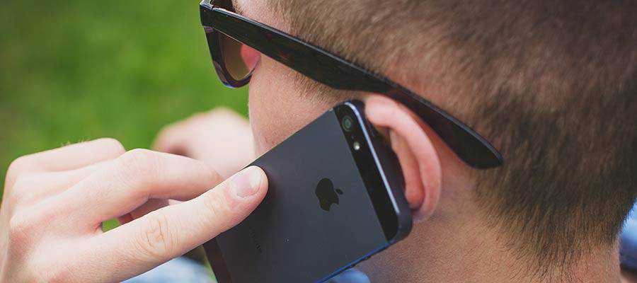 Un homme qui parle sur un téléphone portable.