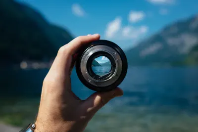 Lente da câmera mostrando uma cena da natureza em foco