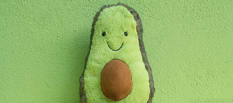 Un peluche di avocado.