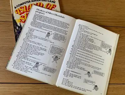 Un libro con líneas de código que se intenta escribir para hacer un juego de texto.