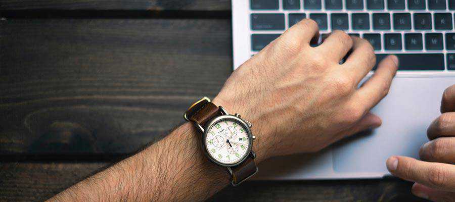 Une personne portant une montre-bracelet.