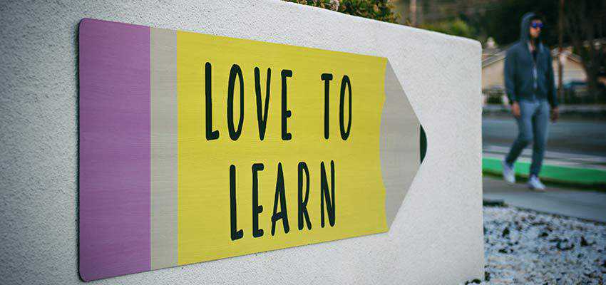 Sebuah tanda bertuliskan "Love To Learn".