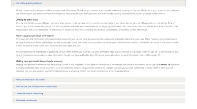 Pagina de notificare privind confidențialitatea Bank of America cu acordeoane care conțin fiecare secțiune a politicii