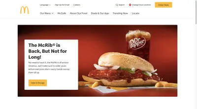 Zrzut ekranu strony internetowej McDonald’s reklamującej powrót kanapki McRib