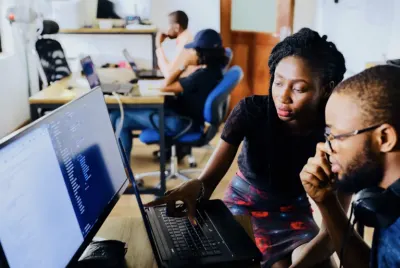 un hombre con un compañero de programación