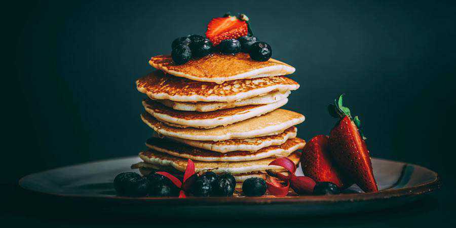 pile panckaes frais savoureux fruits myrtilles fraise