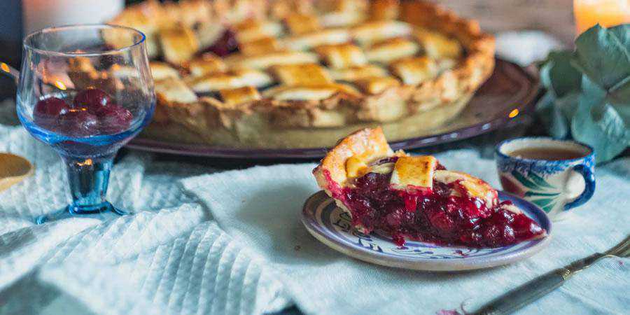 frisch gebackener roter Kirschkuchen