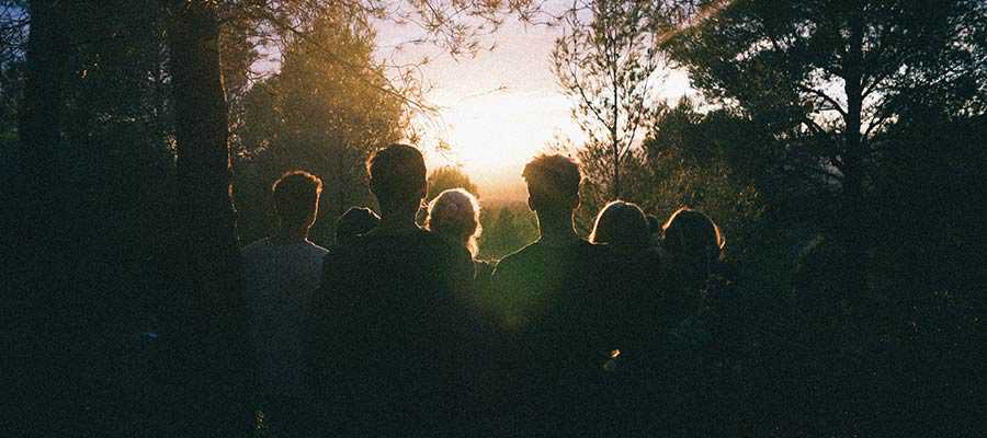 Un grupo de personas mirando el cielo.