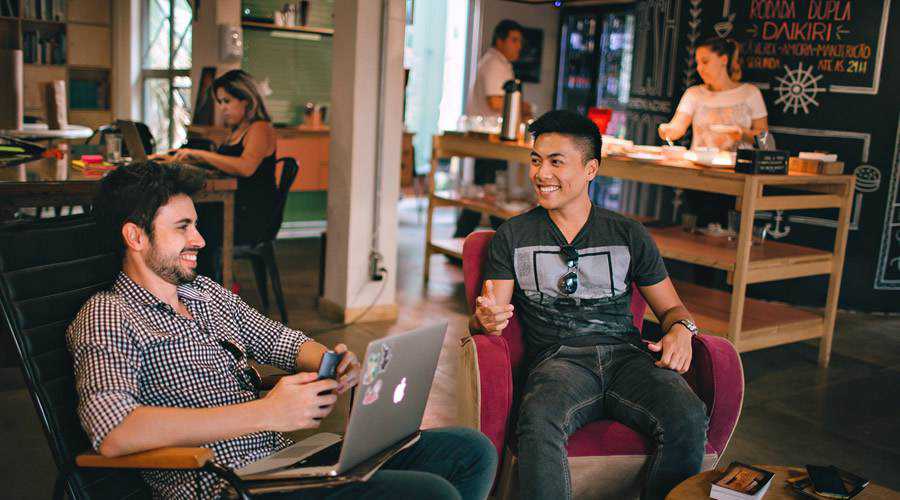 kaffee treffen kunden lächeln männer glücklich laptop