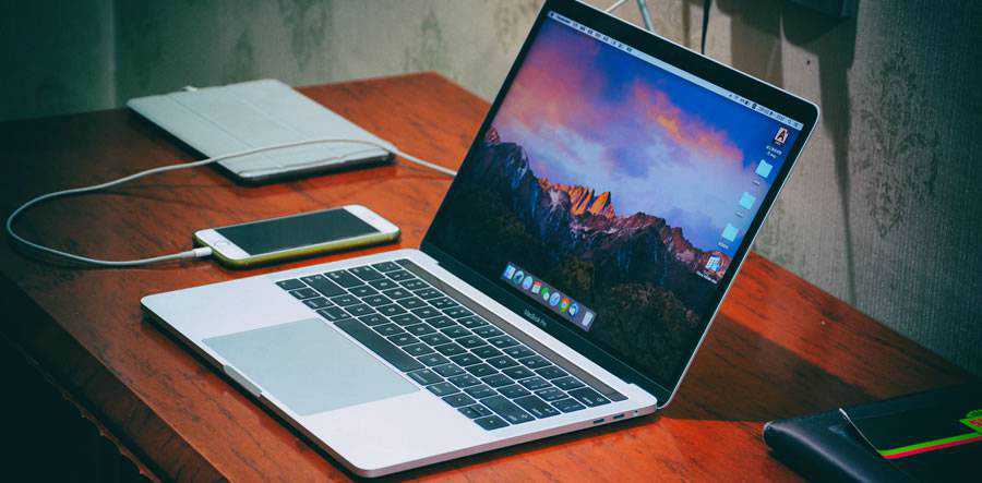 macbook pro laptop im desktop designer