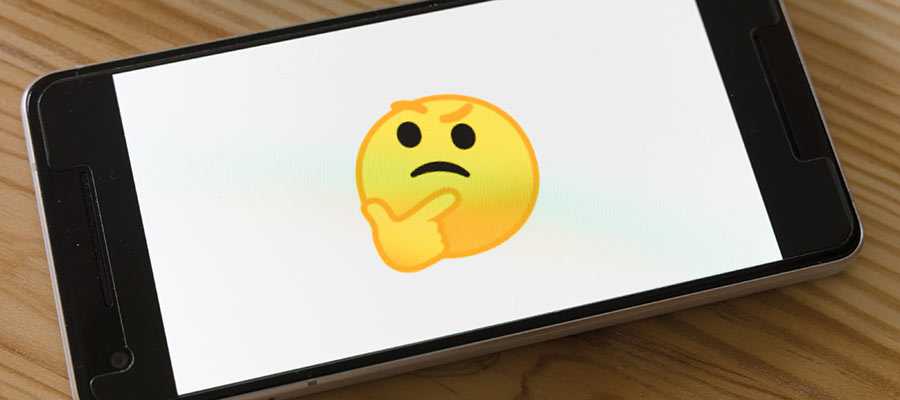 Emoji "berpikir" ditampilkan di telepon.