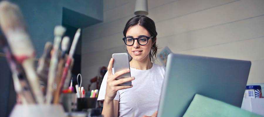 Une femme regarde un écran mobile.