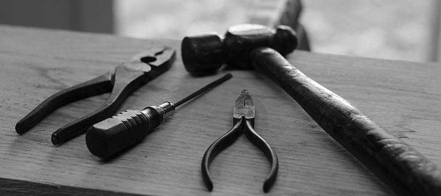 Les outils sont posés sur une table.