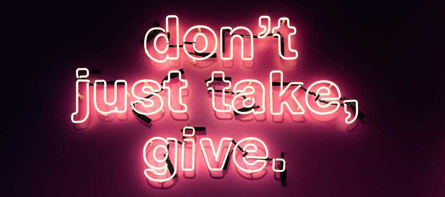 ป้ายไฟนีออนที่เขียนว่า Don't just take, give.