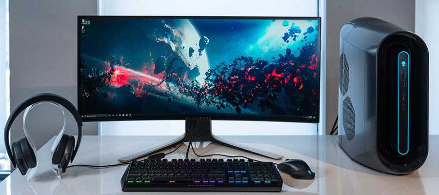 Una computadora de juegos con monitor.