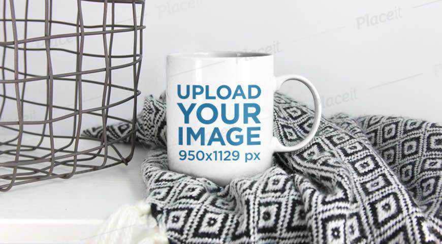 Mug Kopi Ditempatkan Di Atas Selimut Photoshop PSD Template Mockup