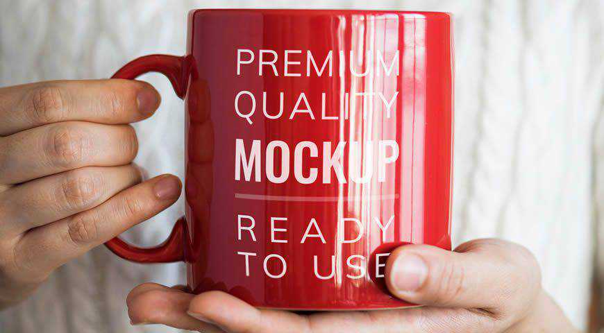 Template Mockup Photoshop PSD Mug Merah Orang Memegang