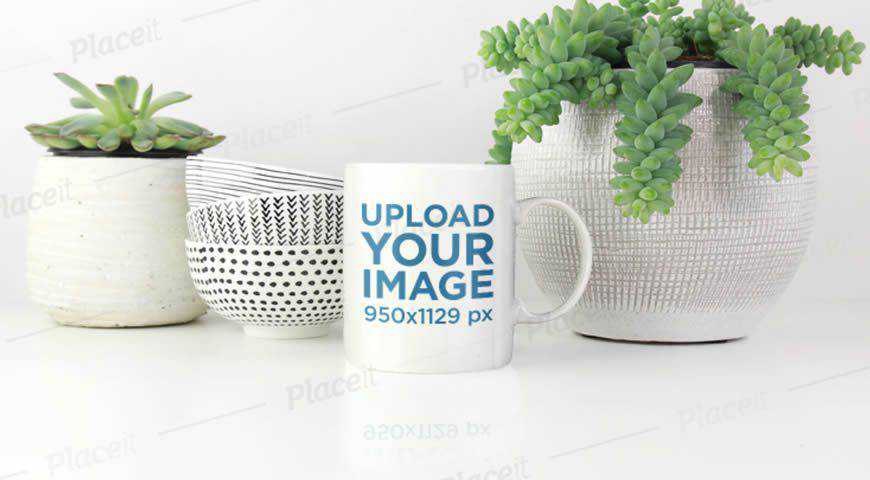 แม่แบบแก้วกาแฟและพืช Photoshop PSD Mockup