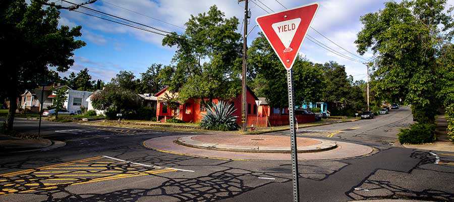 Una señal de rendimiento en una calle.