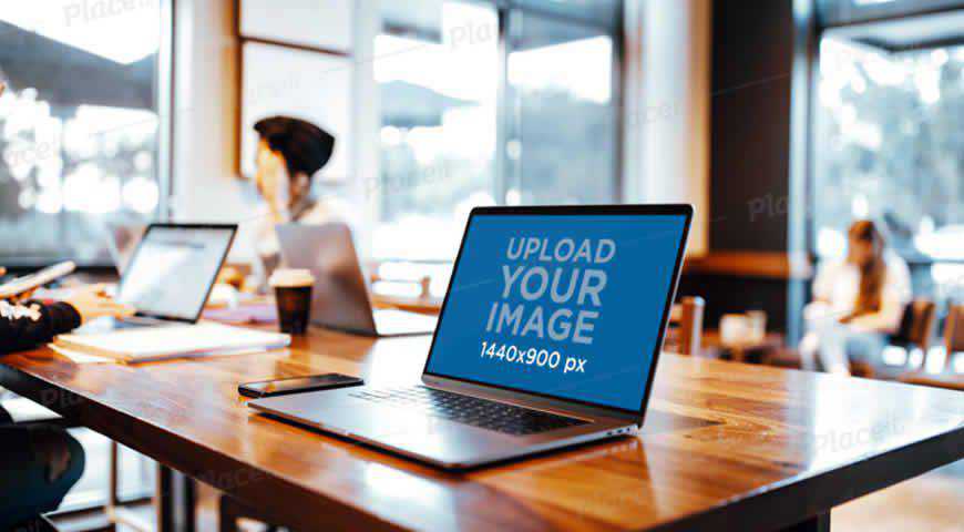 Macbook Pro en una mesa de cafetería Plantilla de maqueta de Photoshop PSD