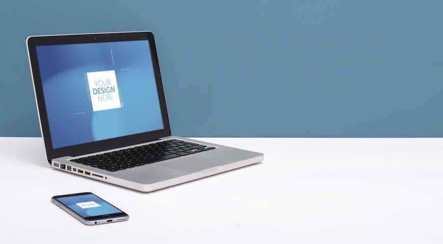 Mavi Arka Plan Photoshop PSD Mockup Şablonu ile Beyaz Masada Dizüstü Bilgisayar ve Akıllı Telefon