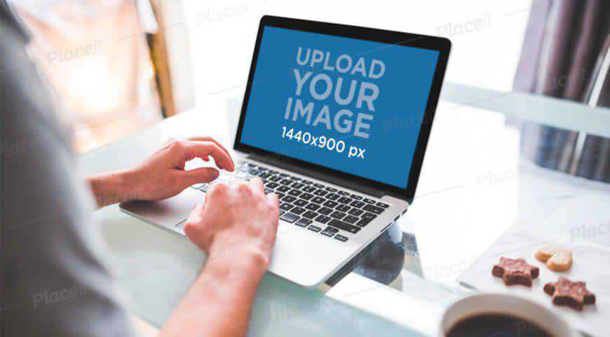 MacBook Pro Photoshop PSD Mockup Şablonu Üzerinde Çalışan Adam