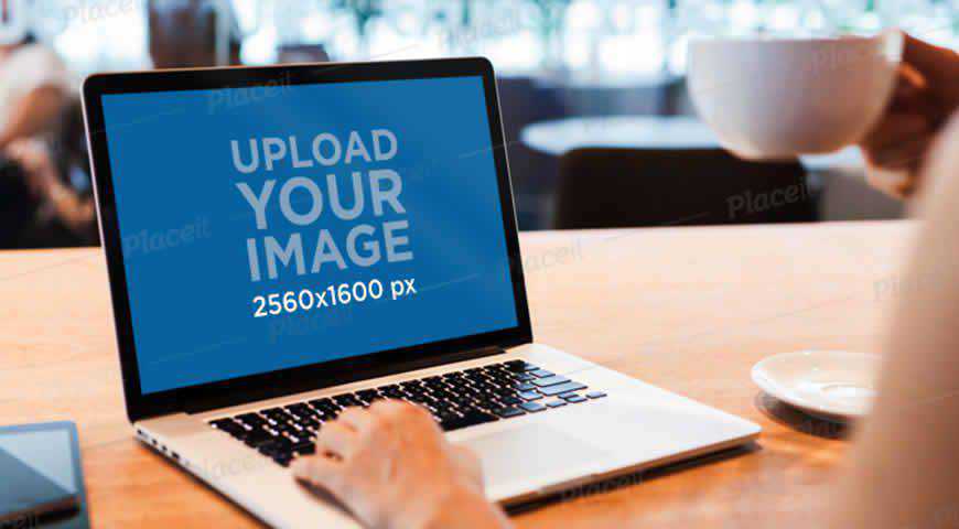 แม่แบบ PSD Mockup ของ MacBook Pro & Coffee Photoshop