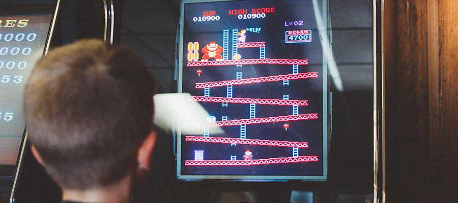 Un niño juega un juego de Donkey Kong.