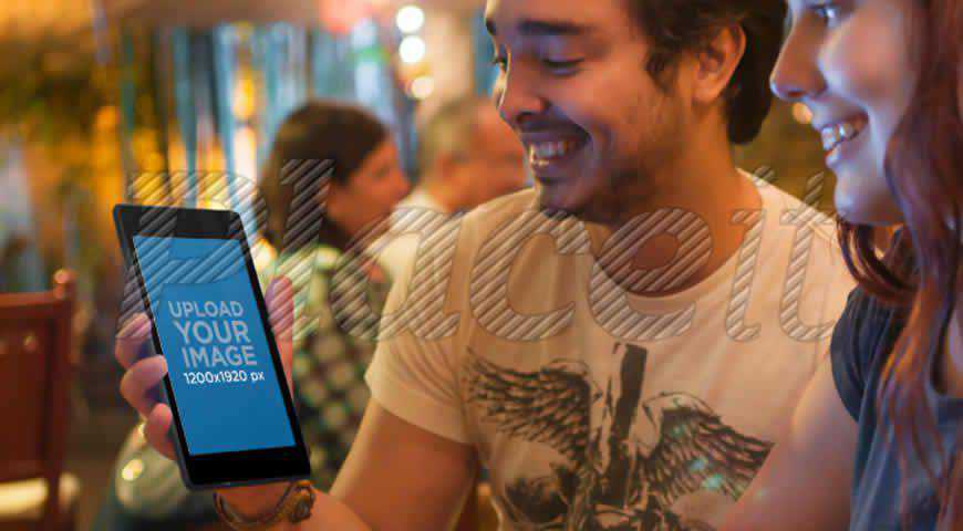 情侣在约会时使用 Android 平板电脑 Photoshop PSD 样机模板