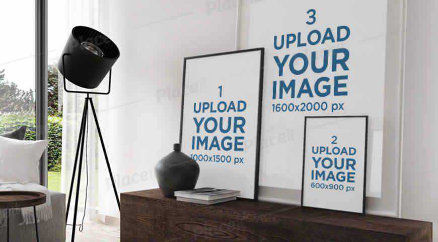 Mockup ที่มีภาพพิมพ์สามภาพวางชิดผนังห้องนั่งเล่นสมัยใหม่ Photoshop PSD Mockup Template