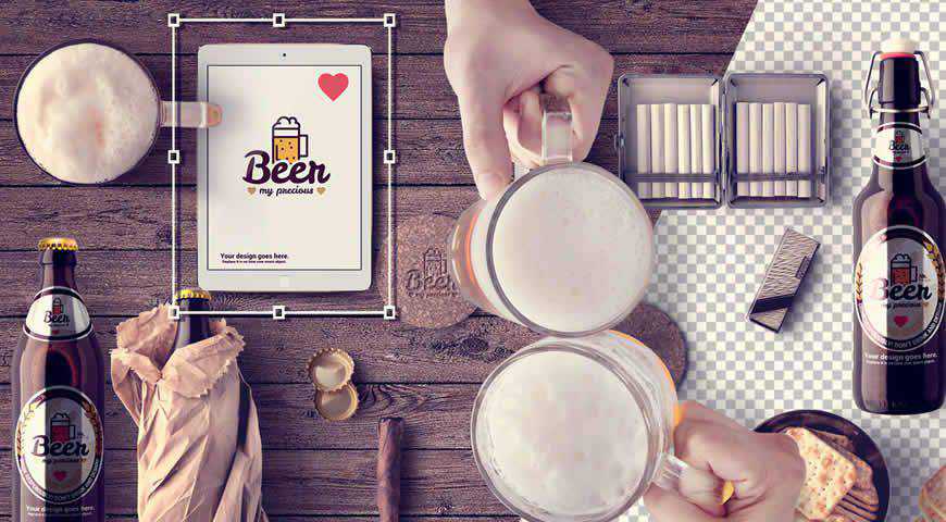 Modèle de maquette Photoshop PSD de bouteilles de bière de table de tasses