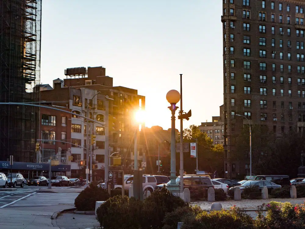 puesta de sol en la ciudad