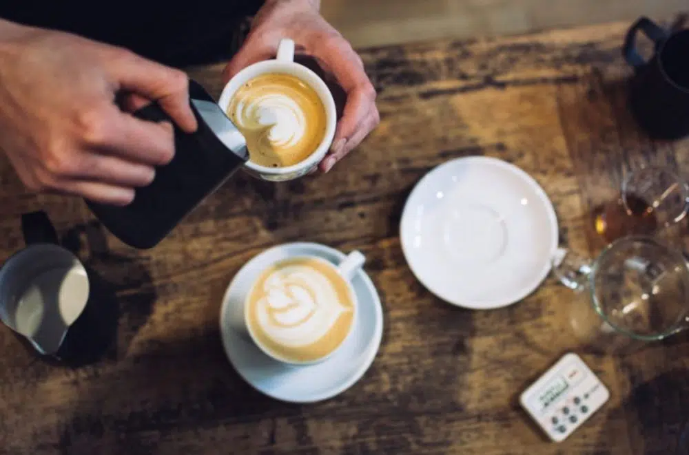 Barista con su arte latte