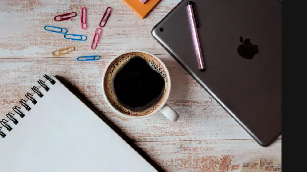 iPad con una taza de café