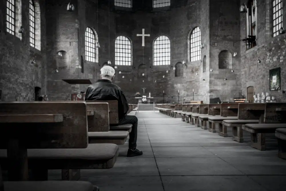 Arrière-plans d'église gratuits pour les concepteurs : vieil homme en prière