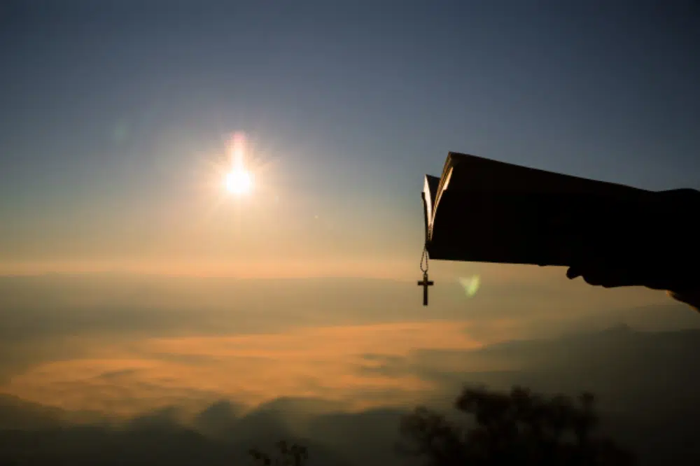 Fondos de iglesia gratuitos para diseñadores: Cruz y libro en un fondo panorámico