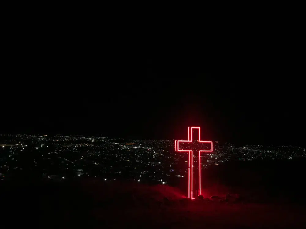 Fondos de iglesia gratuitos para diseñadores: Cruz de neón en el suelo