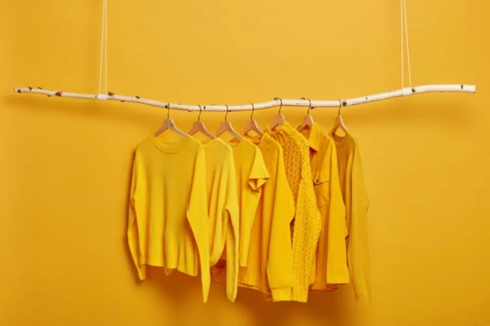 Increíbles Imágenes Monocromáticas Gratis para Fondos: Ropa Colgada en Amarillo