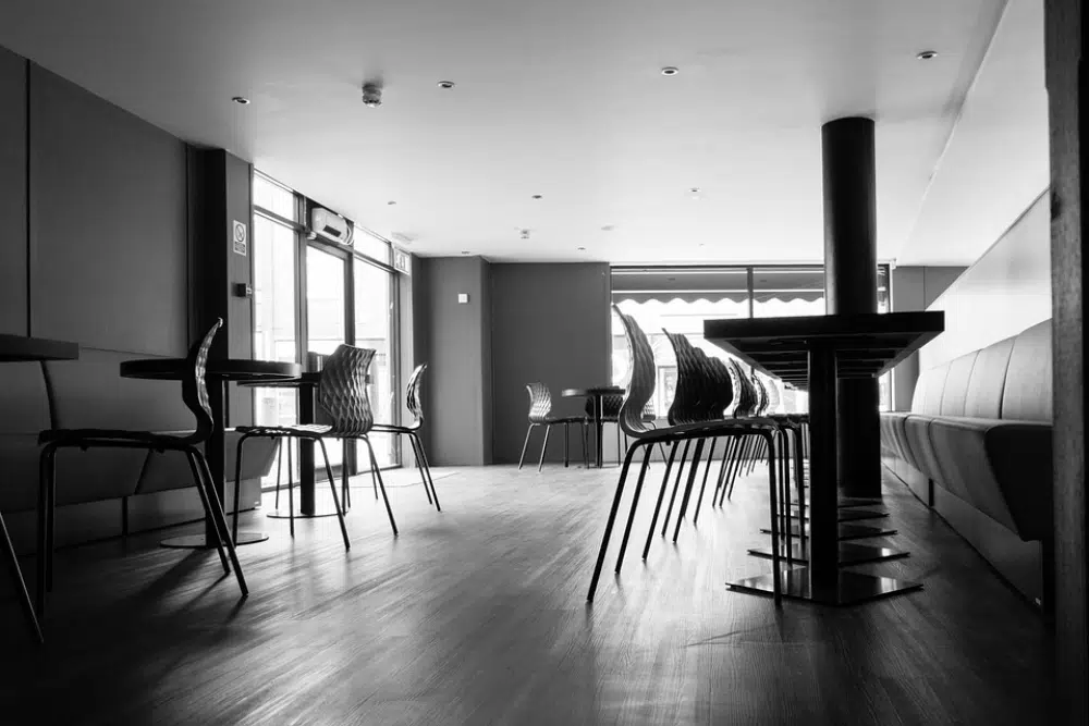 Imagini monocromatice gratuite uimitoare pentru fundaluri: interiorul restaurantului