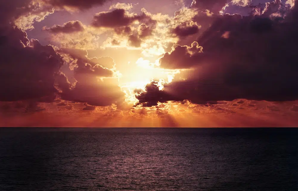 Arrière-plans de ciel incroyables gratuits pour les concepteurs : nuages ​​du soir sur la mer.avif