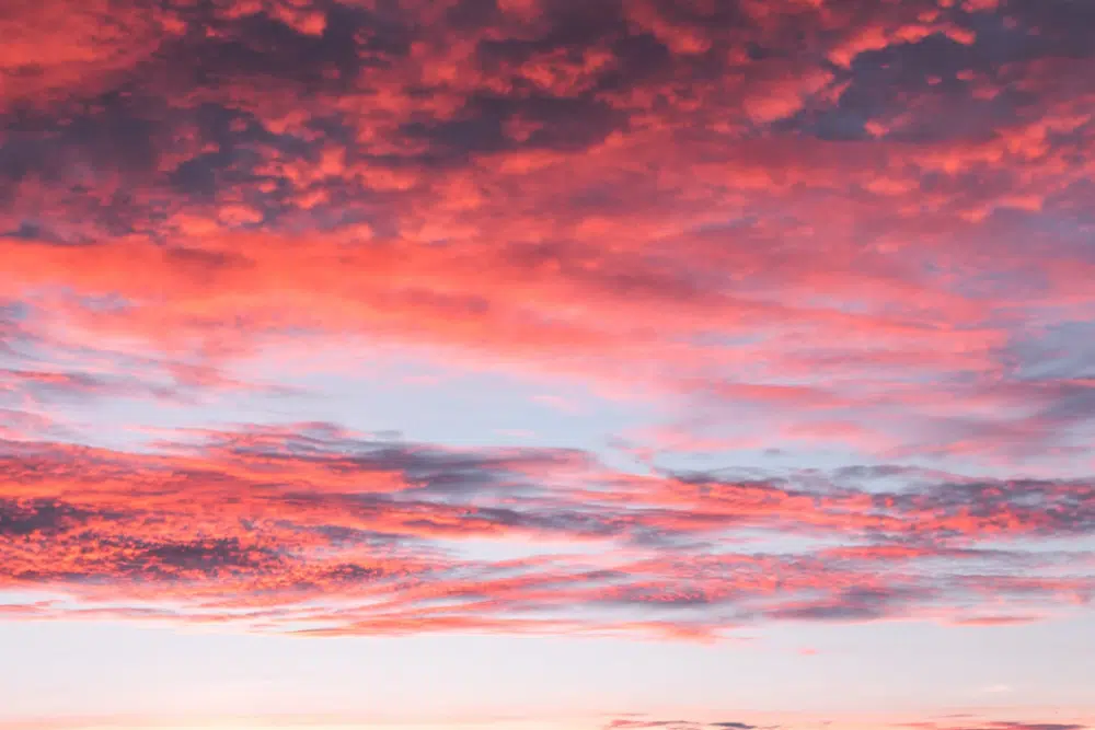 設計師的免費驚人的天空背景：深紅色的雲