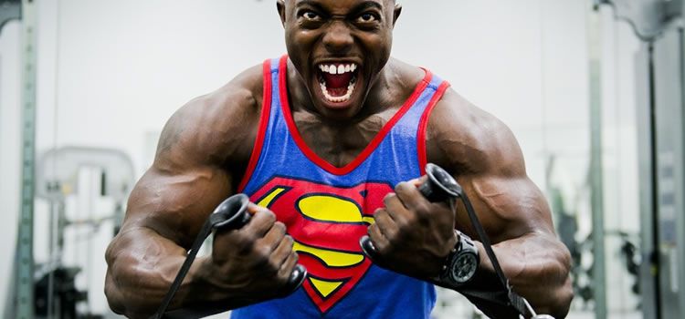 superman en poids de gym