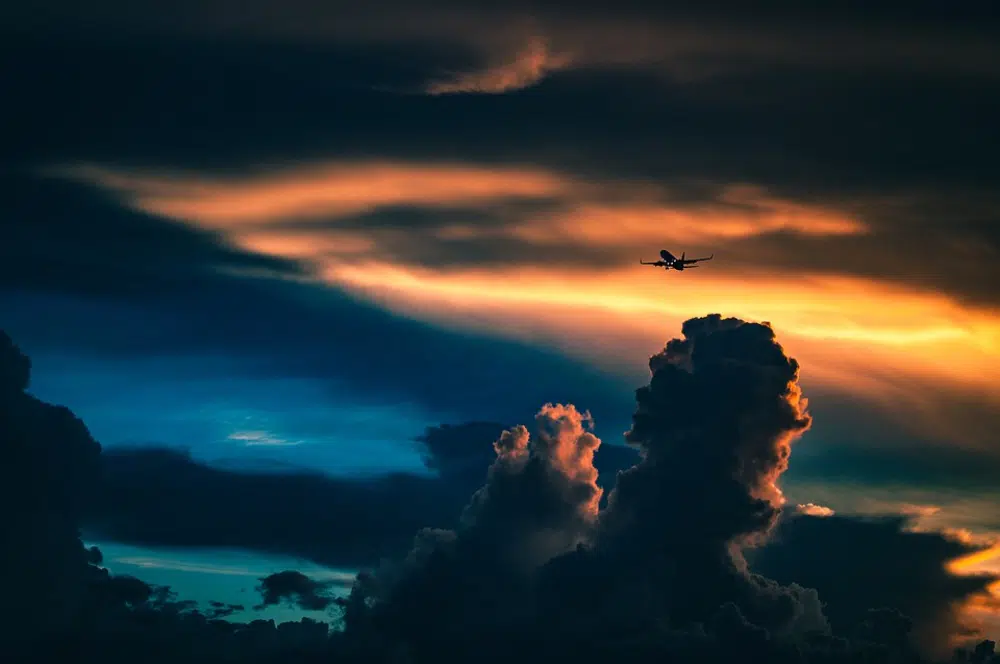 设计师的免费惊人天空背景：夕阳下的飞机