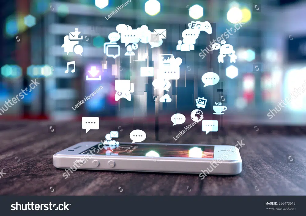 Shutterstock 智能手機在木桌上社交媒體圖標