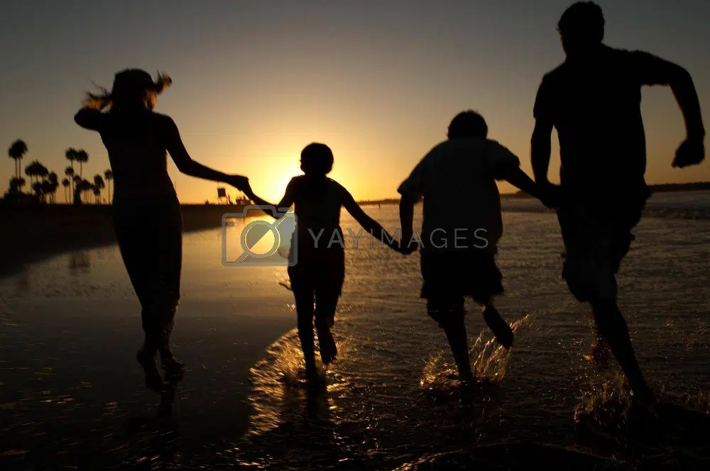 Images de stock gratuites à utiliser pour Website Hero Images : Famille heureuse au coucher du soleil