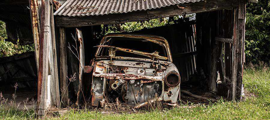 Sebuah mobil rusak.